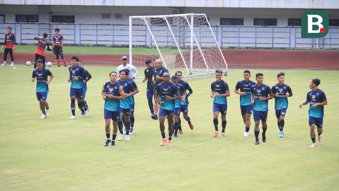 termasuk pemain akademi persib, robert alberts boyong semua pasukannya ikut tc ke batam