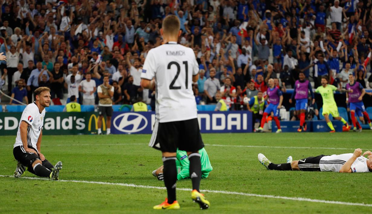 Para pemain Jerman terlihat lemas usai dikalahkan 2-0 oleh Prancis saat Semi Final Piala Eropa 2016 di Stade Velodrome, Marseille, Jumat (8/7). (REUTERS / Darren Staples)