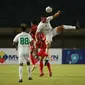 Pemain Persebaya Surabaya, Jose Wilkson Teixeira Rocha (kanan) mengontrol bola diudara dibayangi pemain PSM Makassar, Yakob Sayuri dalam pertandingan BRI Liga 1 2021/2022. (Foto: Bola.com/Ikhwan Yanuar)