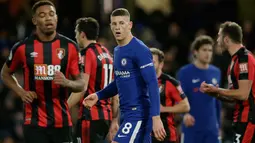 Pemain Chelsea, Ross Barkley berjalan melintasi lapangan saat menjamu Bournemouth pada laga pekan ke-25 Premier League 2017-2018 di Stamford Bridge, Rabu (31/1). Chelsea menderita kekalahan telak 0-3 dari tamunya Bournemouth. (AP /Tim Ireland)