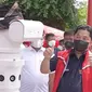 Menteri Badan Usaha Milik Negara (BUMN) Erick Thohir berinteraksi dengan Robot Putu hasil inovasi PT Telkom Indonesia (Persero) Tbk. (Dok BUMN)