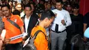 Penyidik Subdit Jatanras Direktorat Reserse Kriminal Umum Polda Metro Jaya gelar rekonstruksi kasus pembunuhan Deudeuh Alfi Sahrin alias Tata Chuby  di kamar kost korban dan stasiun Cawang, Jakarta Timur, Rabu (6/5/2015). (Liputan6.com/Yoppy Renato)
