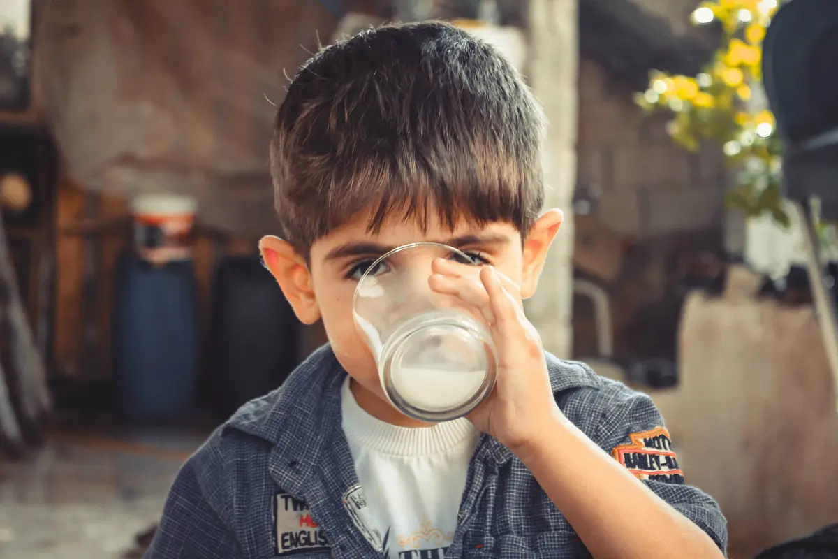 minum dari gelas