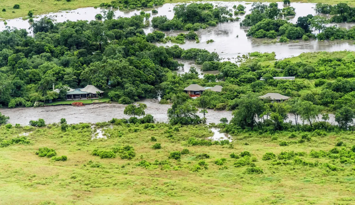 Palang Merah Kenya mengatakan bahwa mereka telah menyelamatkan 61 orang dari kamp-kamp dan pondok-pondok di Maasai Mara melalui jalur darat dan udara. (AP Photo/Bobby Neptune)
