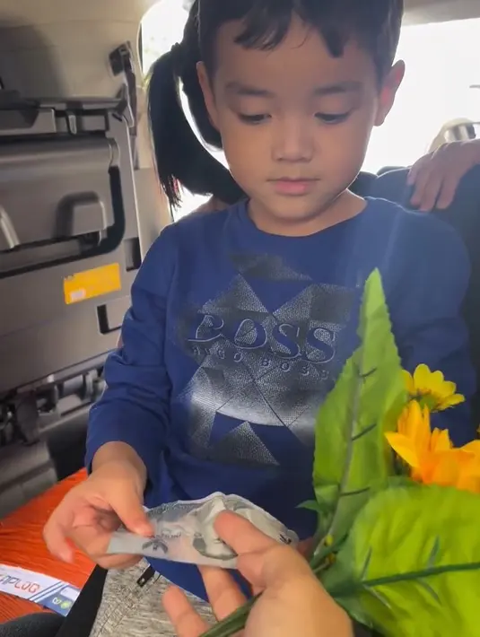 Momen manis anaknya tersebut pun berhasil menarik perhatian pengikutnya. "MasyaAllah gemesin💛," tulis faiza_aljufri. "Sweet banget dibawain bunga sama dek guin," tulis isttiiee. [Instagram/vickyshu]