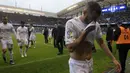 Striker Real Madrid, Karim Benzema, tampak murung usai laga La Liga Spanyol melawan Deportivo. Kegagalan ini menjadi yang keempat secara beruntun bagi Real Madrid. (AFP/Miguel Riopa)