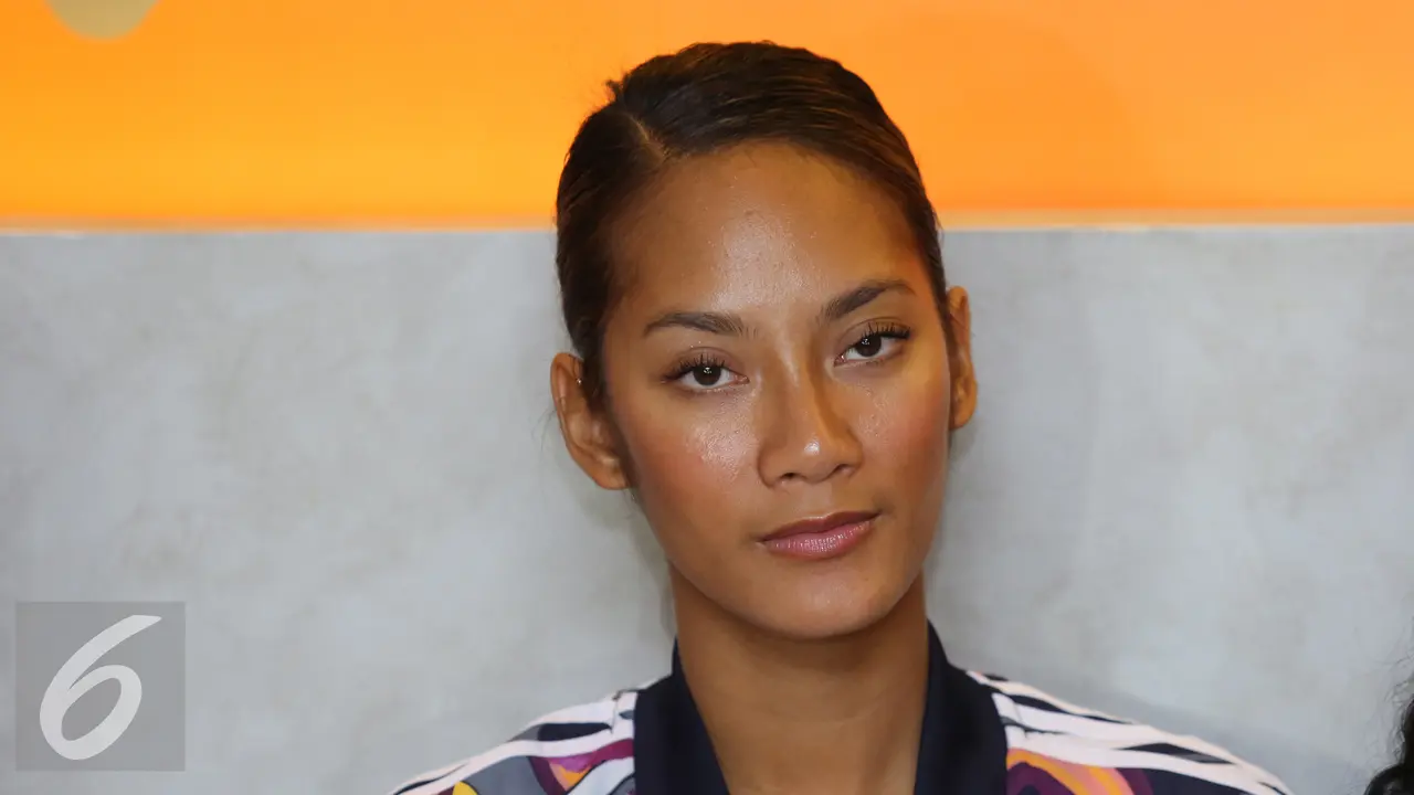  Tara Basro 