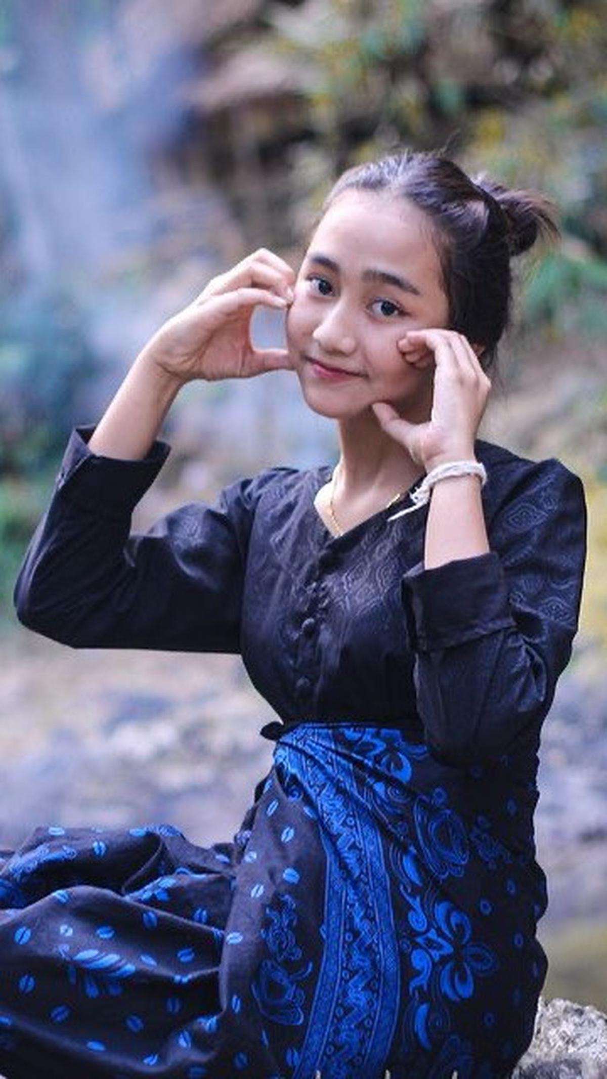 Rumsyah juga seolah tahu tren yang sedang hitz masa kini. Beberapa pose di potret unggahannya menunjukkan Rumsyah mengikuti gaya foto artis Kpop.
