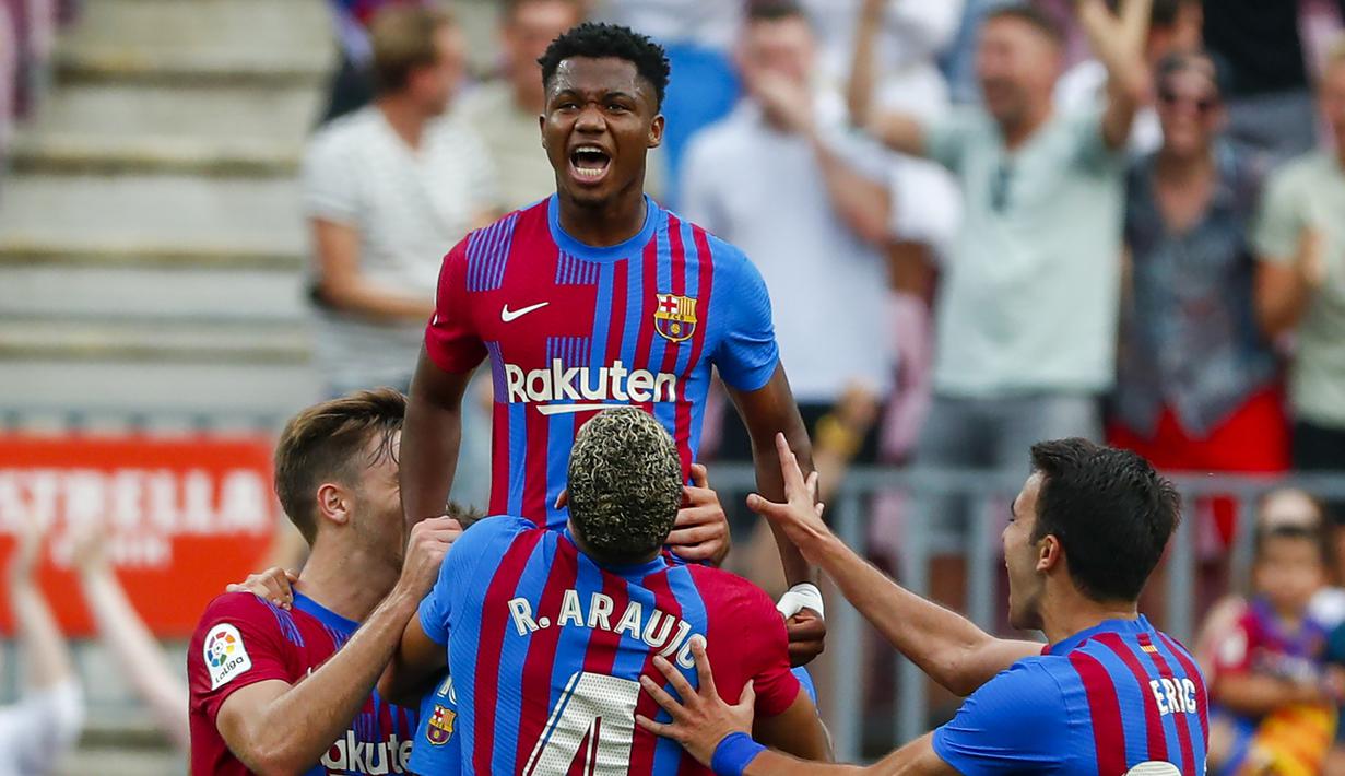 Ansu Fati. Striker Barcelona berusia 18 tahun ini langsung mencetak 1 gol pada debutnya di LaLiga musim ini saat menang 3-0 atas Levante. Musim ini adalah musim ketiganya bersama Blaugrana dan total telah bermain dalam 42 laga di semua kompetisi dengan mencetak 14 gol. (AP/Joan Monfort)
