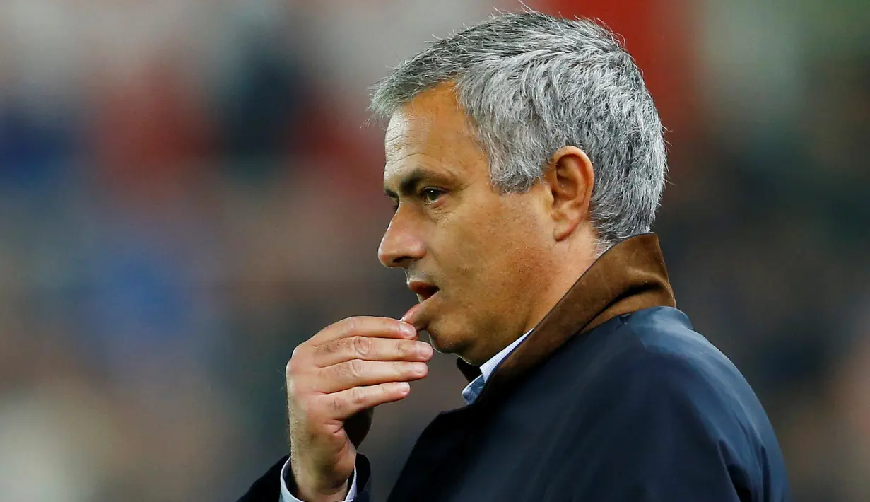 Raut muka kekecewaan manajer Chelsea, Jose Mourinho, setelah timnya kalah melawan Stoke City dalam laga Piala Liga di Stadion Britannia, Inggris, (27/10/2015). (Reuters/Darren Staples)