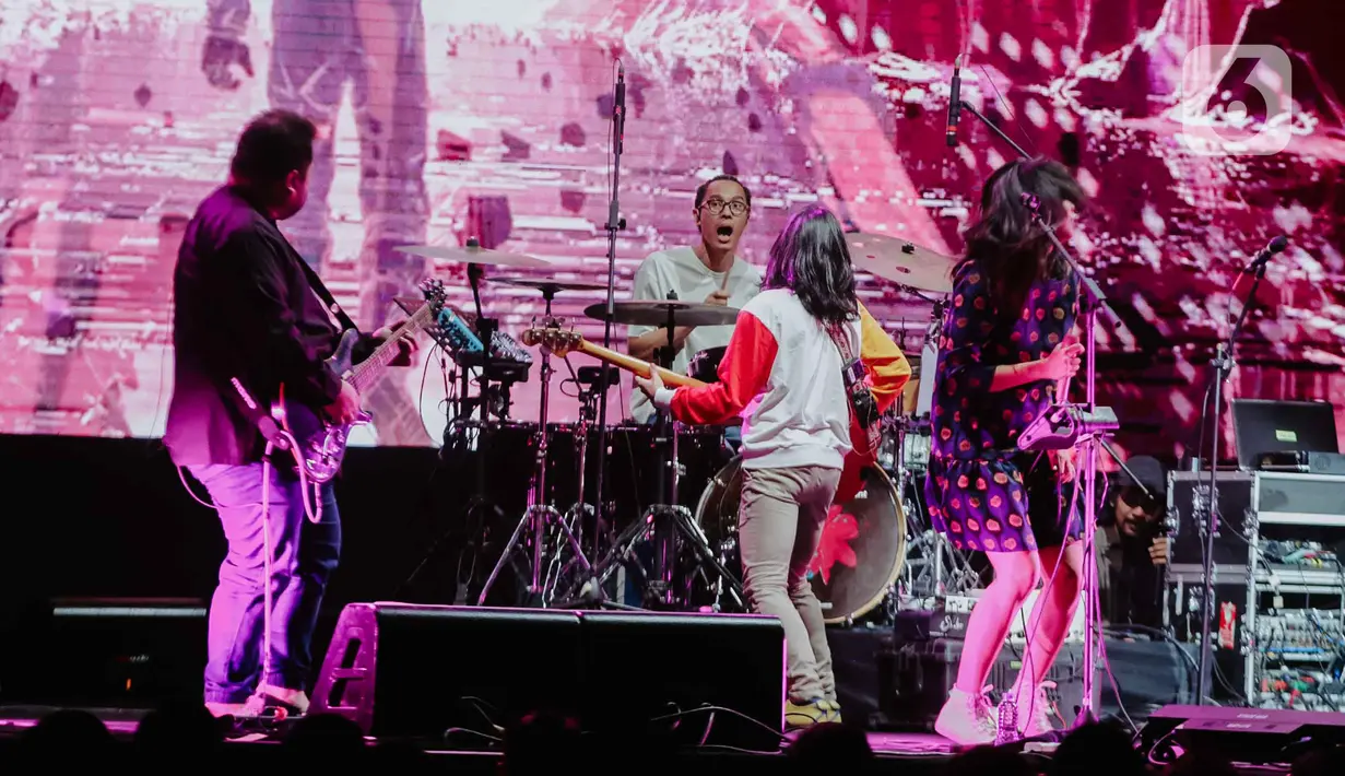 Aksi panggung band Barasuara pada Tamagochill festival yang bertajuk it’s time to go chill di Tennis Indoor Senayan, Jakarta, Jumat (22/11/2019). Dalam penampilannya mereka membawakan sejumlah lagu tenarnya seperti Sendu Melagu, Mengunci Ingatan, dan Bahas Bahasa. (Liputan6.com/Faizal Fanani)