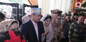 Kahiyang Ayu tampak cantik dengan busana sederhana berwarna merah muda yang ia kenakan dalam prosesi pemberian marga.