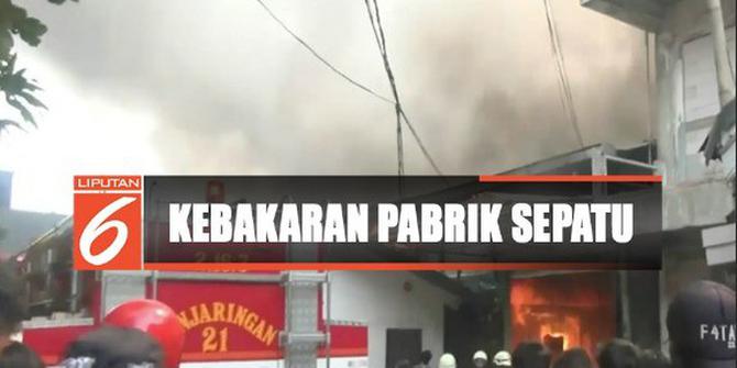 Pabrik Sepatu di Penjaringan Terbakar, 13 Mobil Pemadam Diturunkan