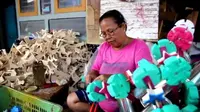 Perajin terompet di Jamblang, Cirebon, beralih produksi menjadi perajin mainan anak demi menyambung hidup. (Foto: Liputan6.com/Panji Prayitno)