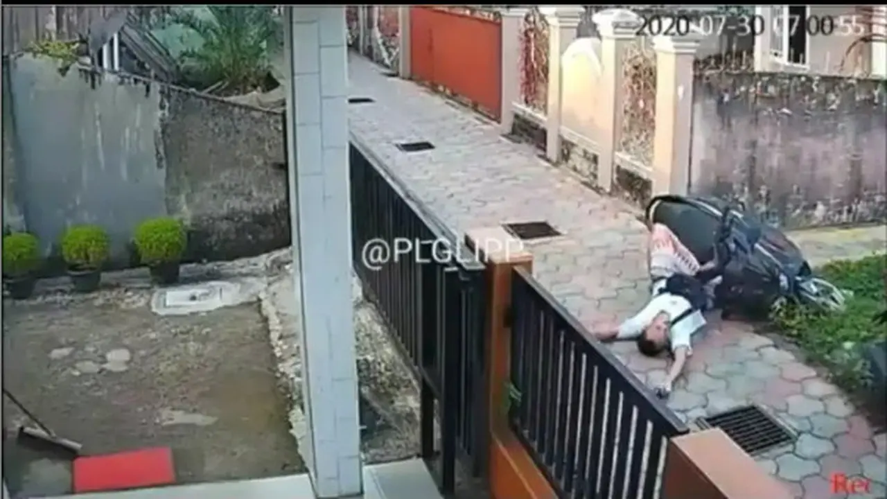 Dilansir akun Instagram @agoez_bandz4, terlihat pemotor NMax tak langsung berdiri sesaat setelah terjatuh.