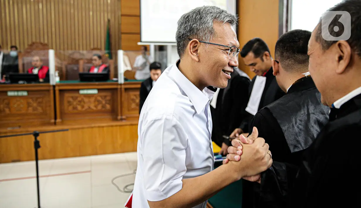 Terdakwa Agus Nurpatria berjabat tangan dengan kuasa hukum usai menjalani sidang perdana di PN Jakarta Rabu (19/10/2022). Agus Nurpatria menyalami kuasa hukum dengan penuh senyuman usai menjalani sidang dengan agenda pembacaan surat dakwaan kasus obstruction of justice atau perintangan proses penyidikan terkait perkara dugaan pembunuhan berencana terhadap Nofriansyah Yosua Hutabarat atau Brigadir J. (Liputan6.com/Faizal Fanani)