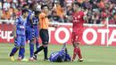 Bek Persija Jakarta, Ryuji Utomo, mendapat kartu kuning saat melawan Becamex Binh Duong pada laga Piala AFC di SUGBK, Jakarta, Selasa (26/2). Kedua klub bermain imbang 0-0. (Bola.com/M. Iqbal Ichsan)