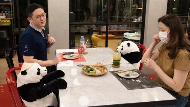 Restoran di Thailand Gunakan Boneka Panda untuk Menjaga Jarak Para Pelanggan