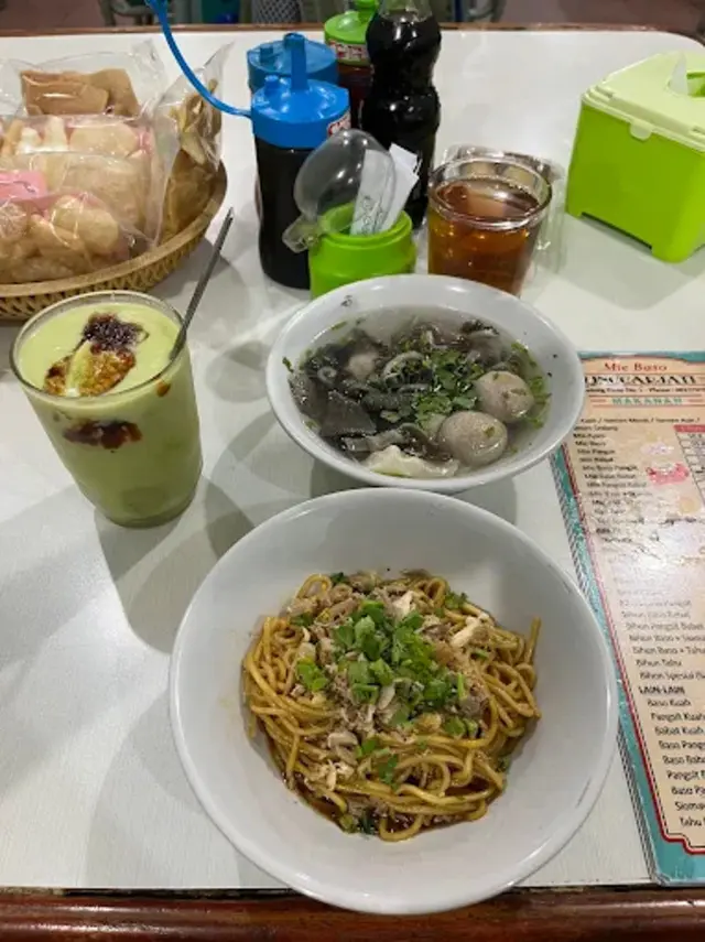 5. RM Linggarjati Tak Pernah Sepi karena Mi Yamin dan Es Alpukatnya yang Melegenda