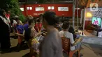 Sejumlah warga kawasan Menteng Jaya menyaksikan pertandingan sepak bola antara Timnas Indonesia melawan Bahrain pada laga Kualifikasi Piala Dunia 2026 putaran ketiga Zona Asia yang digelar di Stadion Utama Gelora Bung Karno, Jakarta, Selasa (25/3/2025). (Liputan6.com/Herman Zakharia)