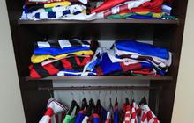  Pria ini koleksi 200 jersey bola senilai Rp 350 juta