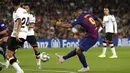 Striker Barcelona, Luis Suarez, melepaskan tendangan ke gawang Valencia pada laga La Liga di Stadion Camp Nou, Sabtu (14/9). Barcelona menang 5-2 atas Valencia. (AP/Joan Monfort)