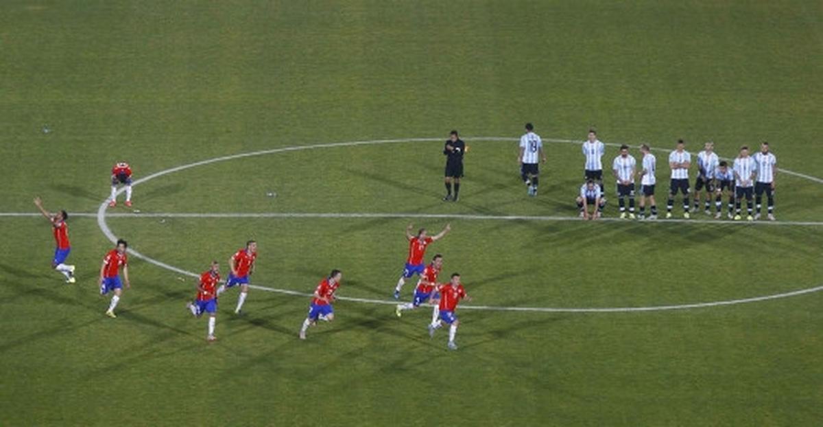 Bentrokan sengit polisi vs suporter hiasi pesta juara Chile