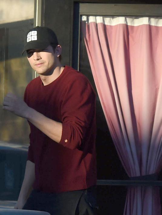 Ashton Kutcher belum lama ini kepergok keluar dari panti pijat plus-plus asal Thailand yang terletak di Los Angeles. Aktor tampan 37 tahun itu terlihat mengenakan busana santai dengan topi baseball saat keluar dari panti pijat tersebut. (thesun.co.uk)