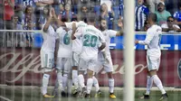 Para pemain Real Madrid, merayakan gol yang dicetak oleh Dani Ceballos ke gawang Deportivo Alaves pada laga La Liga di Stadion Mendizorroza, Sabtu (23/9/2017). Real Madrid menang 2-1 atas  Deportivo Alaves. (AP/Alvaro Barrientos)