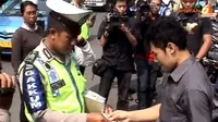 [VIDEO] Marahnya Pemilik Mobil yang Rodanya Digembok Petugas