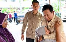 FOTO: Prabowo Tinjau Pengungsian dan Beri Dukungan kepada Warga Terdampak Banjir Bandang