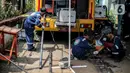 Sejumlah peserta mengikuti pelatihan pengelasan dengan sistem jemput bola (mobile training unit/MTU) yang digelar Pusat Pelatihan Kerja Khusus Pengembangan Las (PPKKPL) di halaman Kantor Kelurahan Pancoran, Jakarta, Kamis (15/9/2022). Pemprov DKI Jakarta melalui PPKKPL menyelenggarakan pelatihan las jemput bola secara gratis yang diikuti oleh 10 peserta. (Liputan6.com/Faizal Fanani)