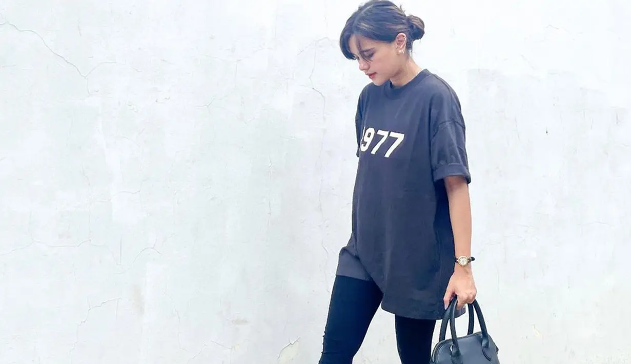 Di kesehariannya, pemilik nama lengkap Rana Audi Marissa ini dikenal selalu tampil fashionable. Kali ini, ia tampil santai namun tetap stylish mengenakan kaus oversize berwarna hitam yang dipadukan dengan leging senada. (Liputan6.com/IG/@audimarissa)
