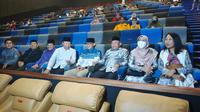 Menteri Parekraf Sandiaga Uno bersama Wakil Ketua MPR Hidayat Nur Wahid memperingati hari santri dengan menonton film Jejak Langkah 2 Ulama di Kota Depok. (Liputan6.com/Dicky Agung Prihanto)