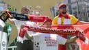Fans Liverpool berpose dengan piala Liga Champions yang dipamerkan di Kiev, Ukraina , Kamis (24/5). Liverpool akan menghadapi Real Madrid di laga final Liga Champions. (Sergei SUPINSKY/AFP)
