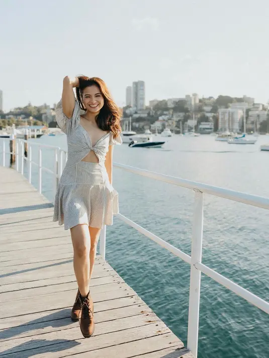 <p>Short dress dengan detail yang sangat ciamik yaitu bermotif stiped, pita pada bagian dada dan lengan puffy.&nbsp;(instagram/septriasaacha)</p>