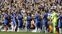 Bek Chelsea, John Terry, melewati rekan-rekannya yang berbaris mengantarnya keluar pada laga melawan Sunderland di Stamford Bridge, Minggu (21/5/2017). Ini adalah laga kandang terakhir Terry bersama The Blues. (AP Photo/Frank Augstein)