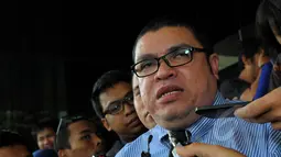 Kuasa hukum Sutan Bhatoegana, Razman Arif Nasution memberi keterangan di Gedung KPK, Jakarta, Kamis (5/3/2015). Kedatangannya untuk menyampaikan surat permohonan penangguhan penahanan terhadap Sutan . (Liputan6.com/Faisal R Syam)