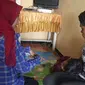 Bocah Gorontalo itu sejak kecil sering menghabiskan waktu bermain dengan anjing peliharaannya sehingga diduga membentuk perilakunya sehari-hari. (Liputan6.com/Andri Arnold)