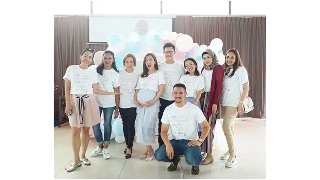 ehadiran para sahabat semakin melengkapi kebahagiaan baby shower Shandy Aulia.