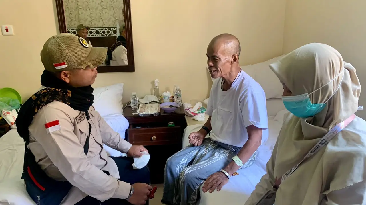 Pelaksana Lansia dan Disabilitas (Landis) melakukan pelayanan terhadap jemaah haji Indonesia.