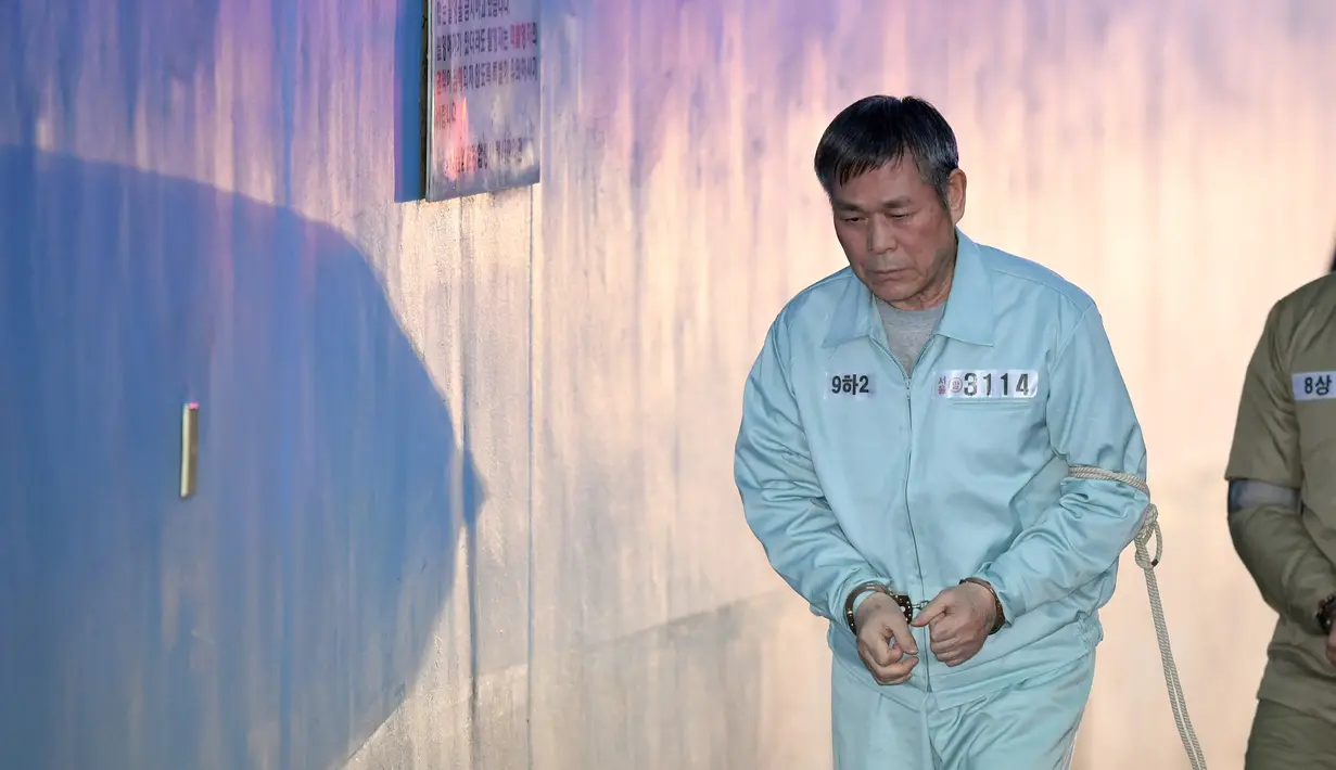 Pastor Korea Selatan Lee Jaerock tiba di Pengadilan Distrik Pusat Seoul untuk menghadiri persidangannya di Seoul (22/11). Pemimpin kultus Korsel ini dihukum pada 22 November 2018 terkait perkosaan ganda delapan pengikut wanitanya. (AFP Photo/Jung Yeon-je)
