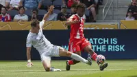 Kingsley Coman dari Bayern&nbsp;Munchen mengirim umpan silang yang dihadang oleh Ryan De Vries dari Auckland City dalam pertandingan Grup C Piala Dunia Antarklub antara Bayern&nbsp;Munchen dan Auckland City di Cincinnati, Minggu, 15 Juni 2025. (AP Photo/Jeff Dean)