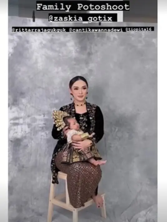 Sementara dua buah hatinya mengenakan baju adat nuansa warna emas. @cantikawannadewi.