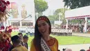 <p>Puteri Indonesia 2022, Laksmi DeNeefe tampil mengenakan pakaian adat Baine Toraja serba kuning. Lengkap dengan aksesori kepalanya. [Instagram/@laksmideneefe]</p>