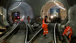 Aktivitas pembangunan proyek jalur kereta bawah tanah di Stepney, London timur, Inggris, (16/11). Jalur kereta bawah tanah ini akan menghubungkan kereta api dengan daerah-daerah terpencil di sebelah timur dan barat London. (REUTERS/Stefan Wermuth)