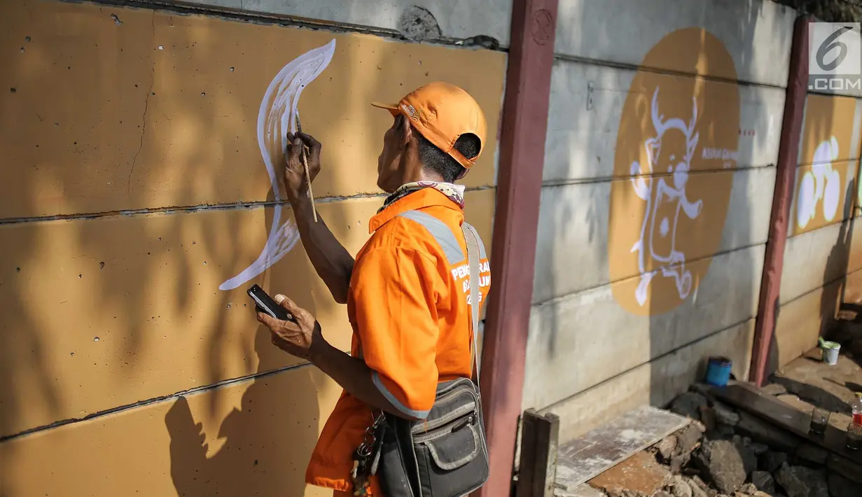 Petugas PPSU membuat mural bertema Asian Games di kawasan Cawang, Jakarta, Selasa (17/7). Mural tersebut dibuat untuk sosialisasi sekaligus bentuk dukungan terhadap perhelatan Asian Games pada Agustus 2018 mendatang. (Liputan6.com/Faizal Fanani)