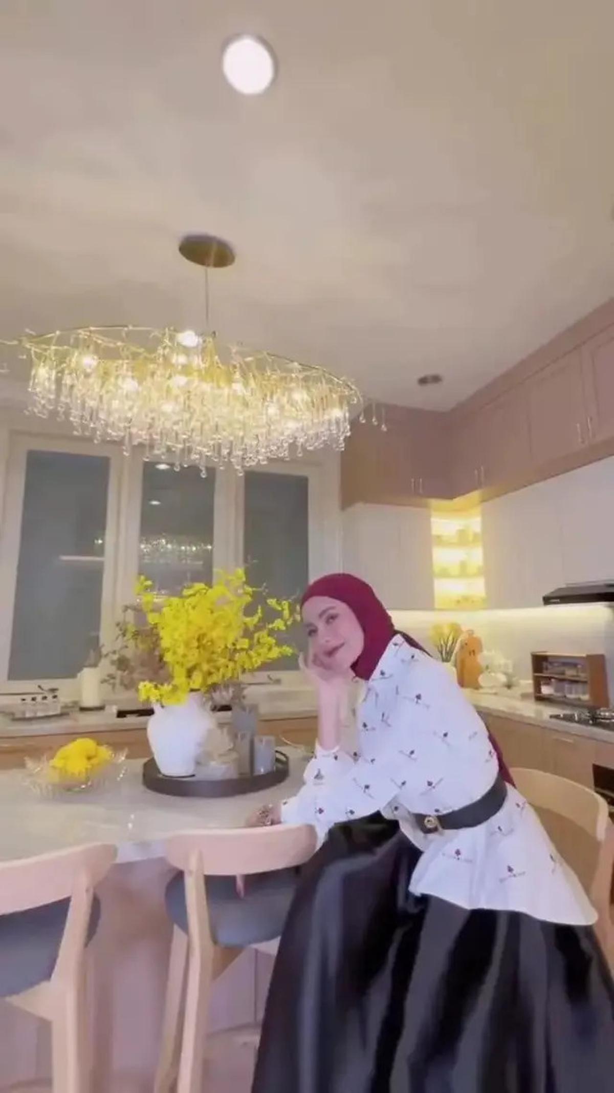 Desain Dapur Mewah Olla Ramlan di Rumahnya yang Senilai Rp 50 Miliar