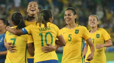 Sejumlah pemain Brasil merayakan gol keempat mereka ke gawang timnas Swedia pada lanjutan sepak bola wanita di Olimpiade Rio 2016,Brasil, (6/8). Brasil menang dengan skor telak 5-1. (REUTERS / Gonzalo Fuentes)