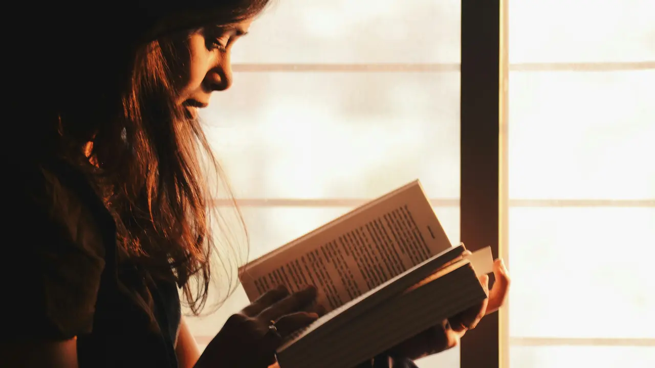 Membaca Buku Menjadi Rutinitas agar Tidur Lebih Cepat di Malam Hari